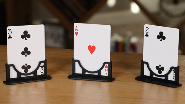 Three Cards Monte Stand by Jeki Yoo – Bild 2